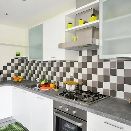 Sleeps 5 Pool Air Con *